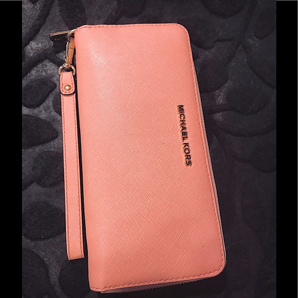 Michael Kors Handbags - Michael Kors Jet Set Continental Travel Wallet